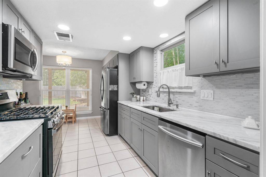 Great kitchen to do up your recipes love the newer cabinetry.