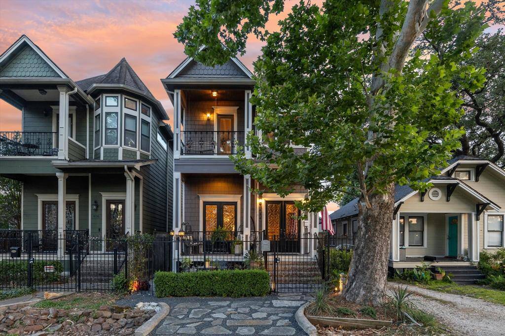 Welcome to 414 E 28th in Sunset Heights.