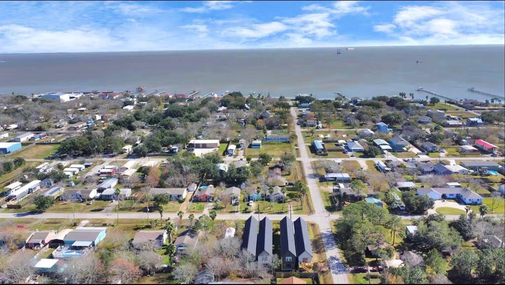Located only 2 blocks from Pier 6 Restaurant. 2 min to Gilhooleys Oyster Bar. 5 min to Top Water Grill. Mooner Beach is just 2 minutes away by car!