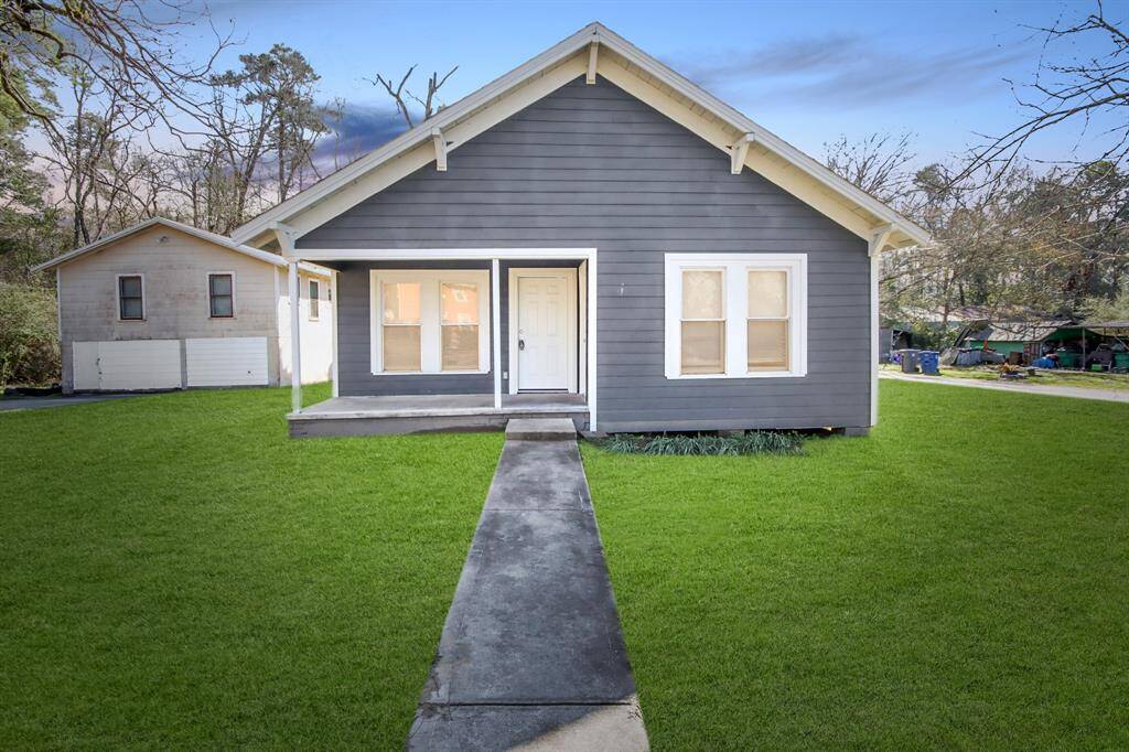 Welcome to 502 E Abbey Street! This gorgeous 1,756 sqft home boasts 2 bedrooms and 1 bathroom. It sits on a HUGE 14,593 sqft Lot so there is ample yard space in the front and the back, lush landscaping and well-maintained yard.