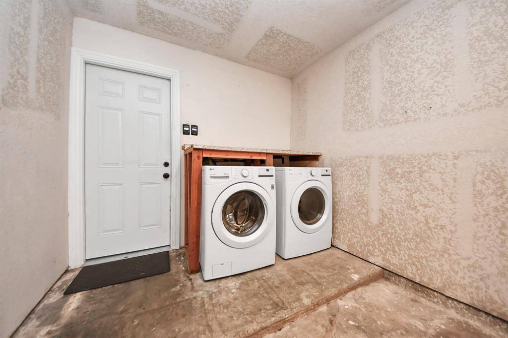 washer and dryer included