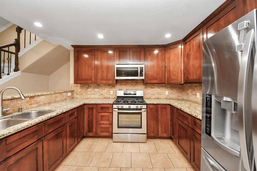 Custom kitchen, granite, tiled backsplash