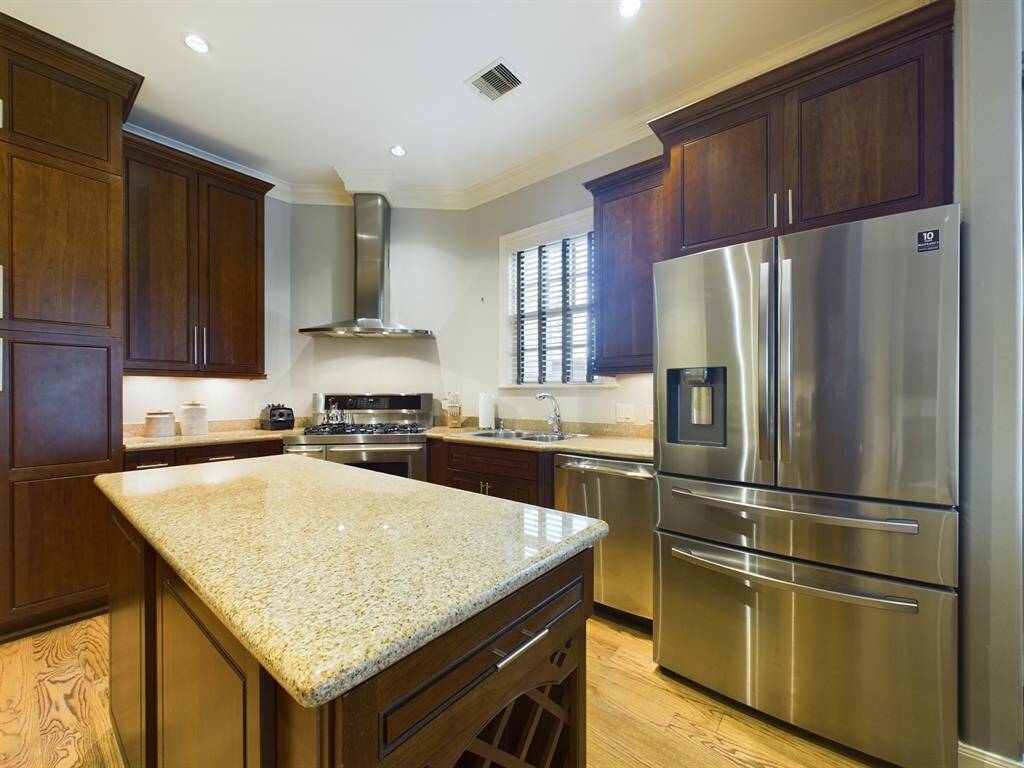 SS Appliances & Granite Counters
