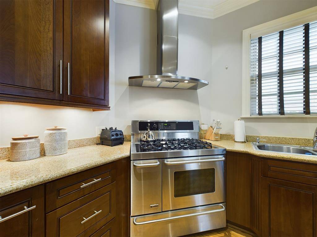 Gas Range with Vent Hood