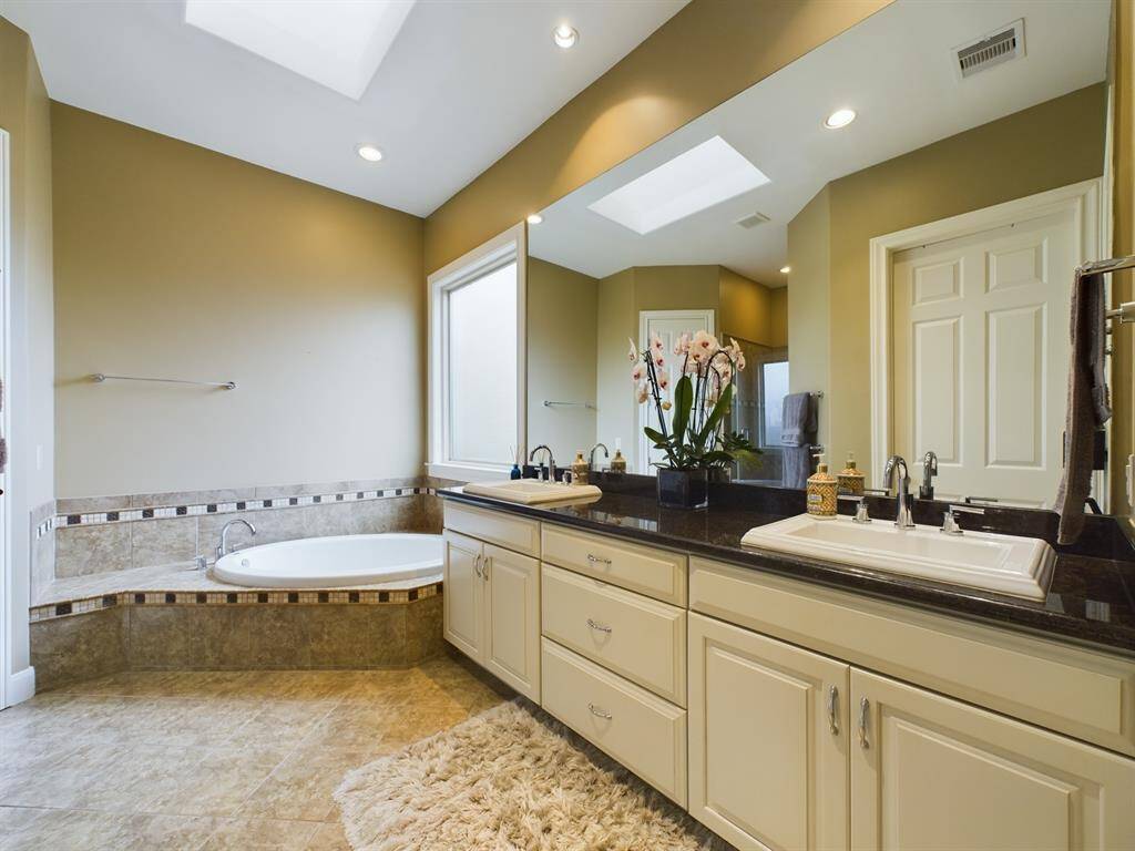 Primary Bath w/Dual Vanities and Oversized Counter