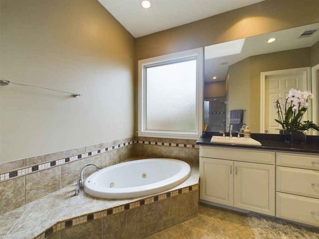 Jetted Tub w/Seating Area