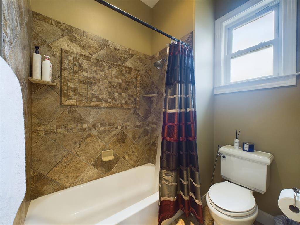 Tub/Shower Combo in Secondary Bathroom