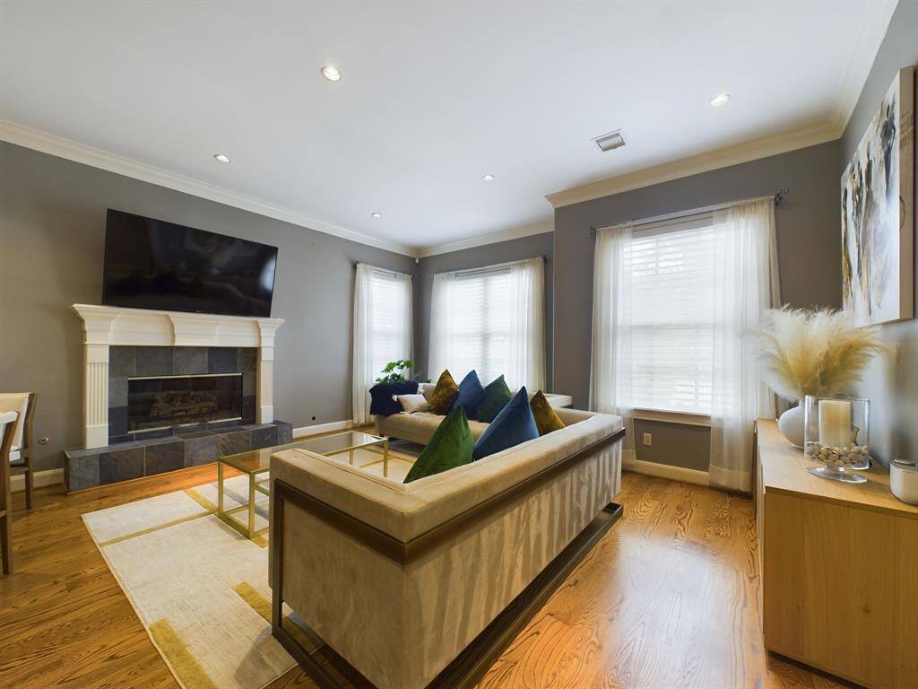 High Ceilings, Light and Bright with Gas Fireplace