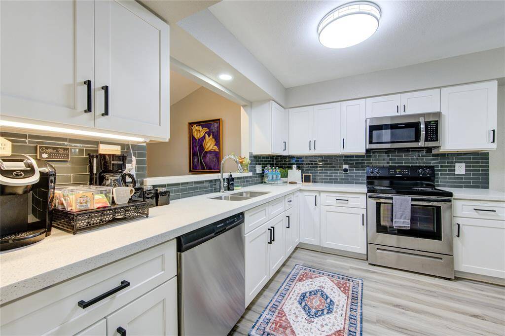 SS Appliances, Gas Range, Granite Counters and Ample Storage