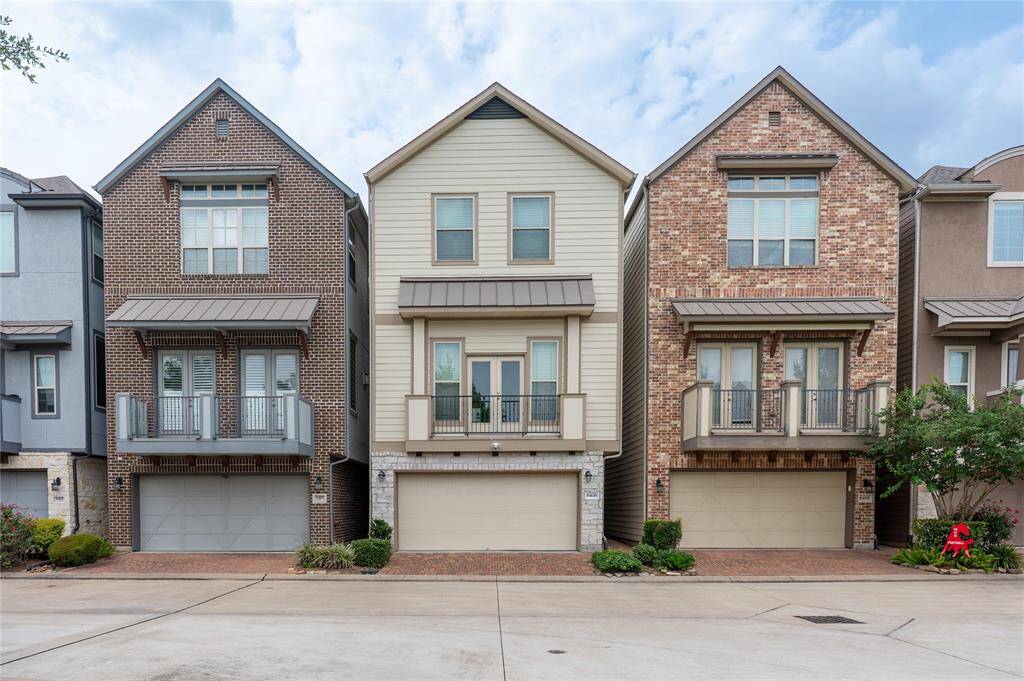 4808 Oak Leaf Point nestled in the middle