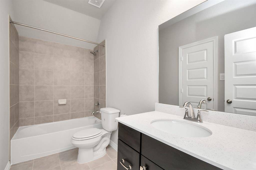 Large Secondary Bath