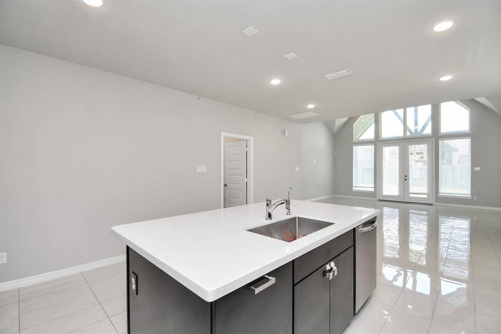 Adjacent to the kitchen, the spacious breakfast area is bathed in natural light thanks to the abundance of windows