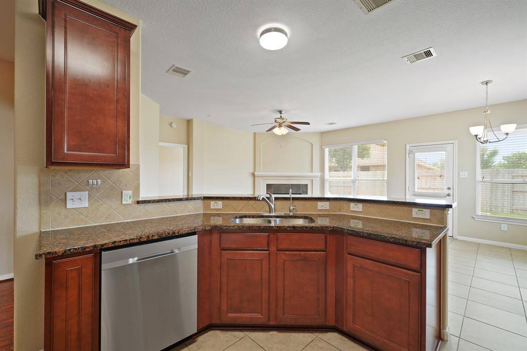 Open kitchen to the breakfast and living areas