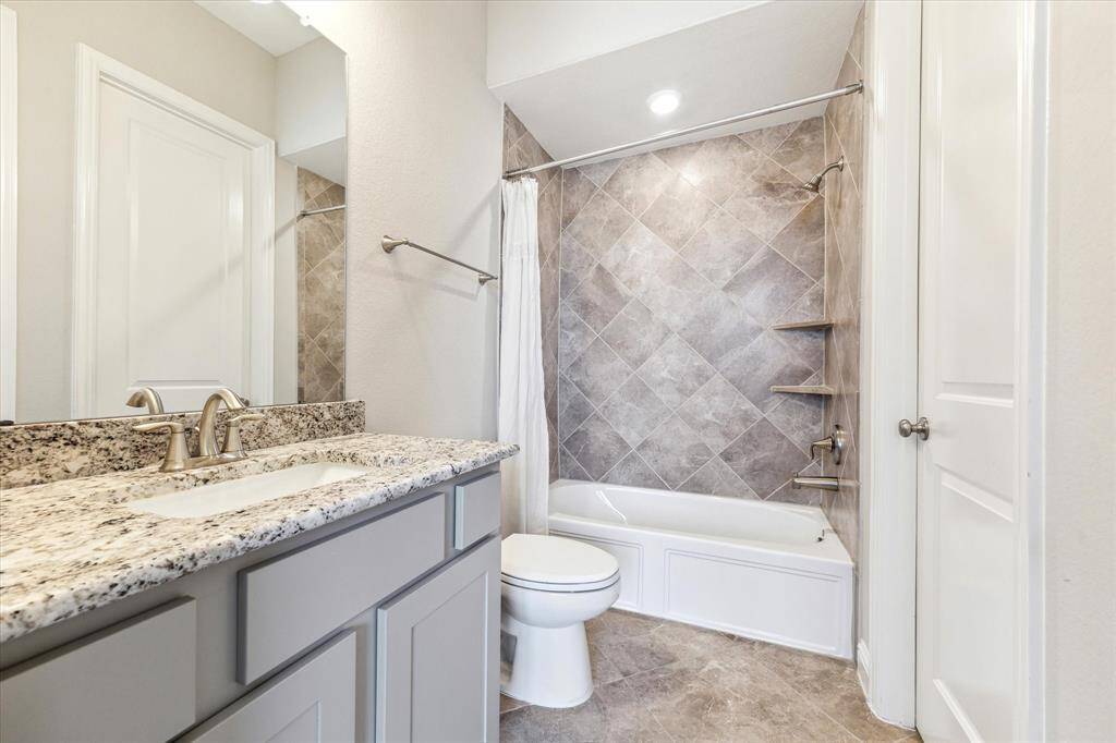 First floor en-suite bath