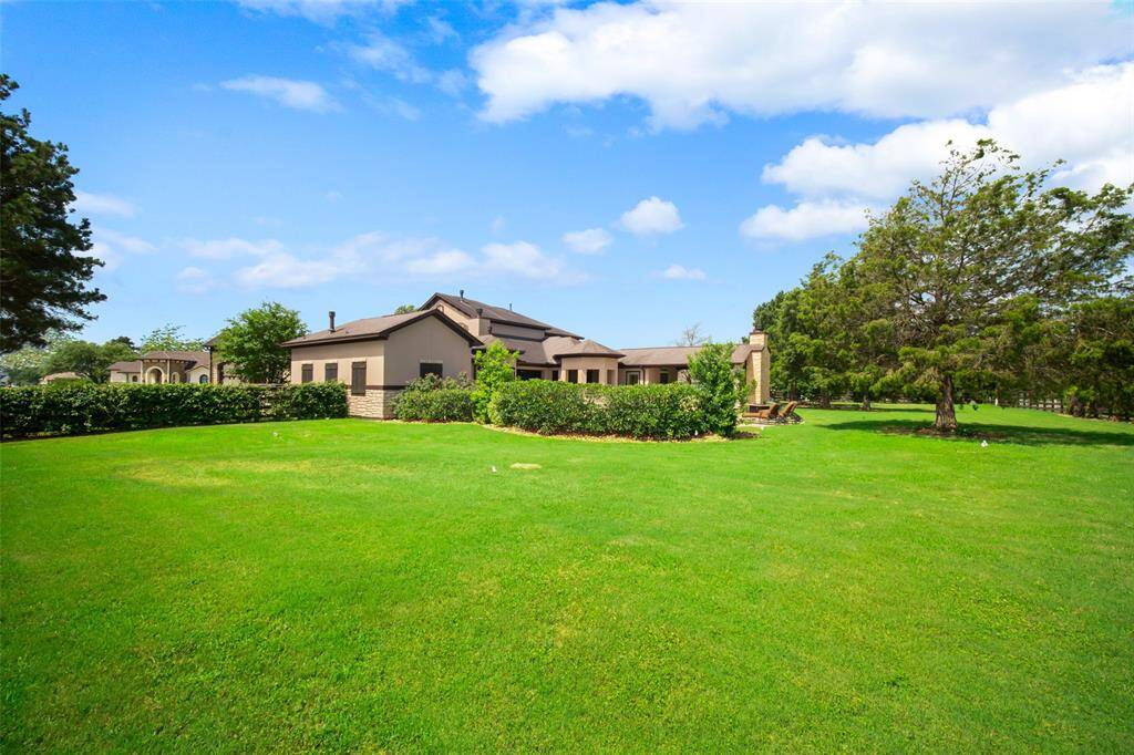 A view of the large yard space for plenty of options!