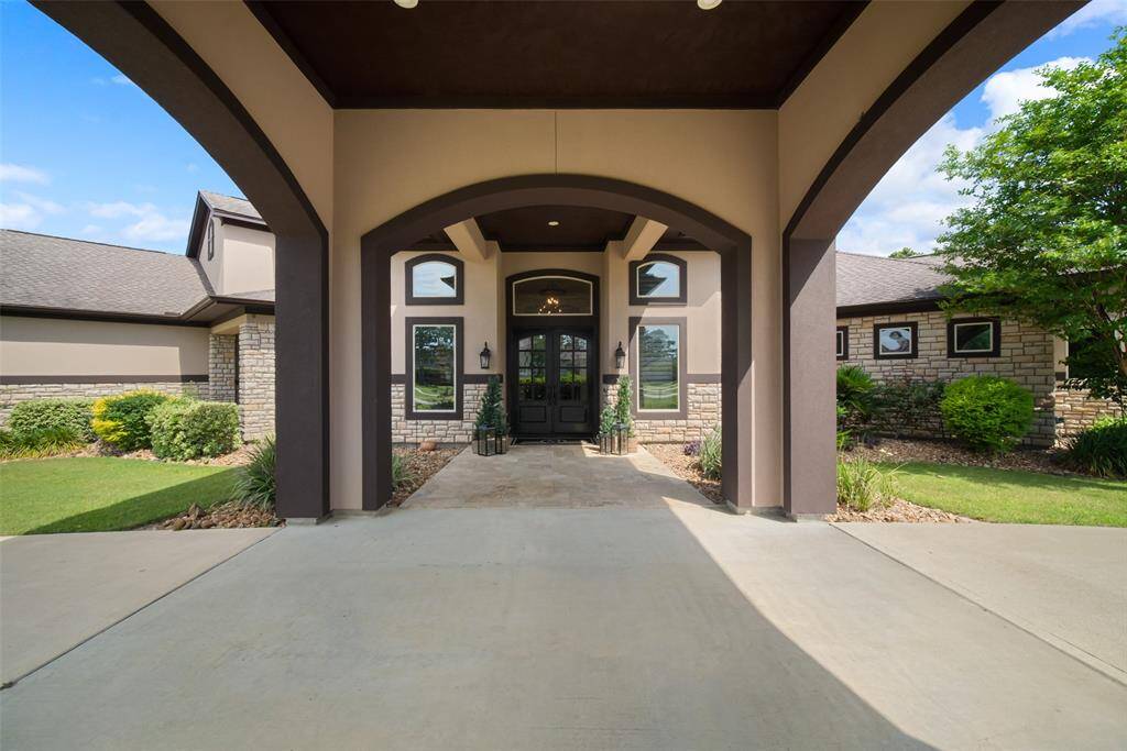 What an entrance! This Porte cache is located at the circular drive at the front of the home.
