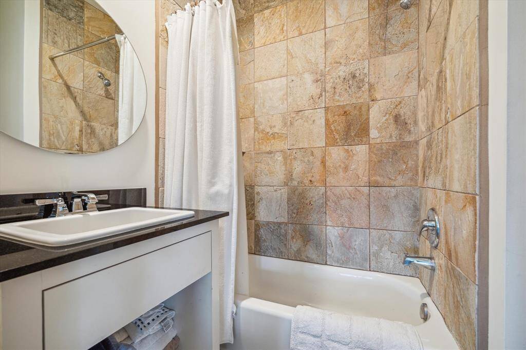 Second bedroom en suite bathroom