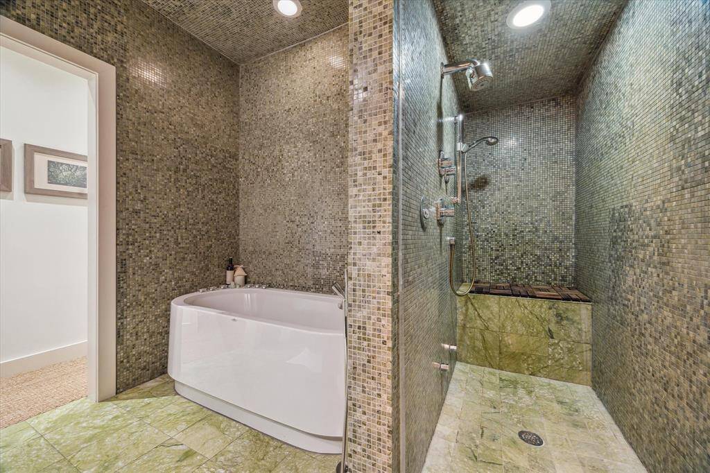 Principal bathroom