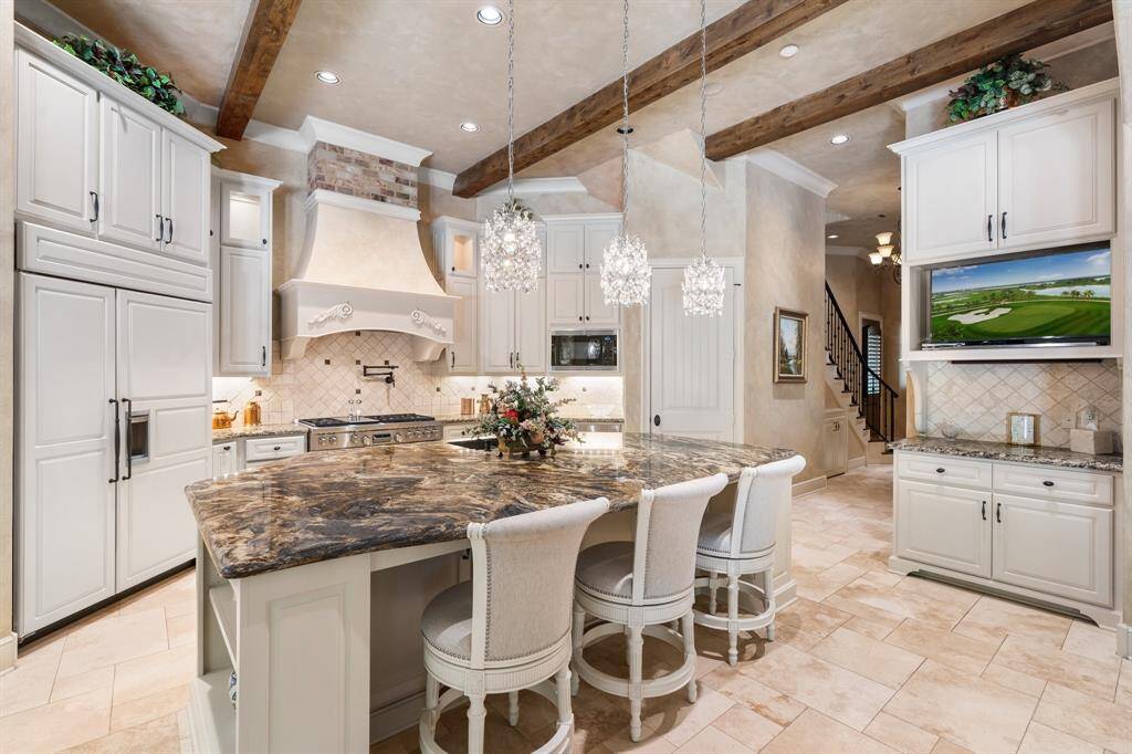 Light, bright and inviting! This well thought kitchen features generous storage, walk-in pantry and a spacious island.
