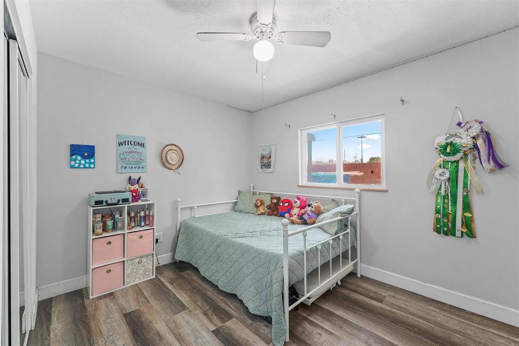 With clean lines, sunny windows, and playful touches, this bedroom is perfect as a kids’ room, guest space, or creative zone—ready to fit your family’s needs.