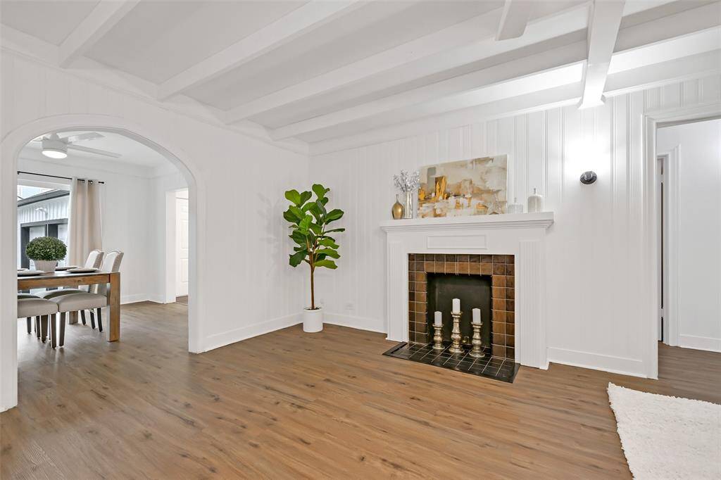 Home has great transition from area to area with beautiful Edwards Oak waterproof flooring throughout
