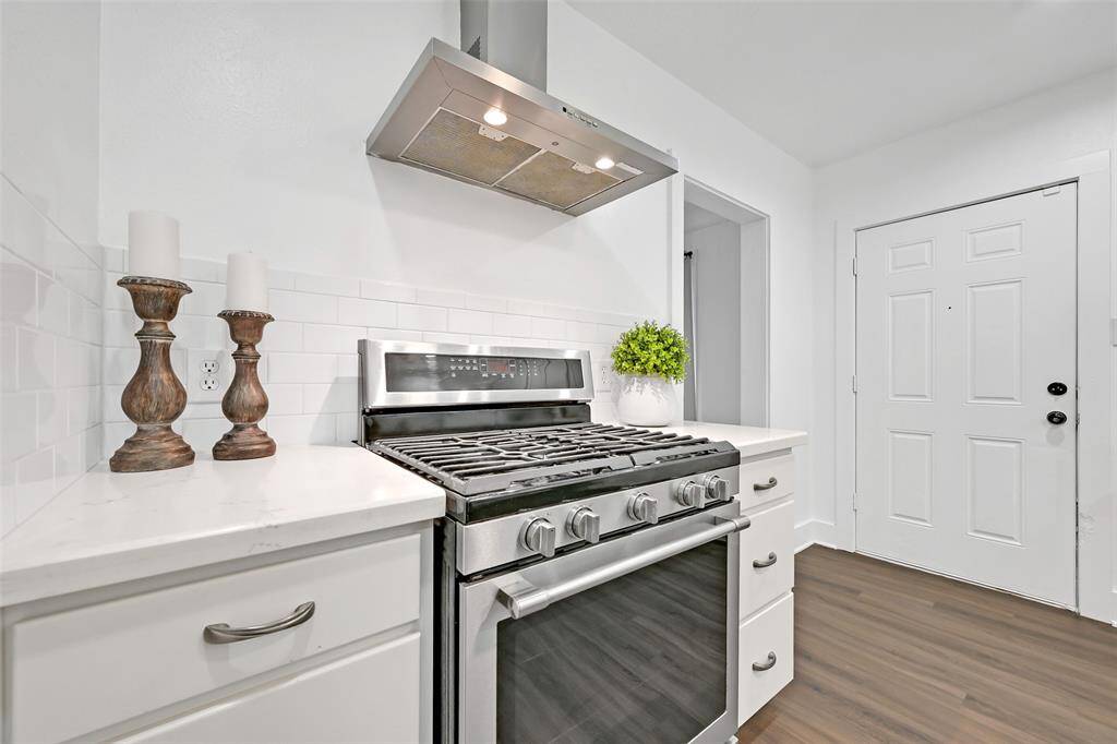 Gas cooktop with plenty of counter space