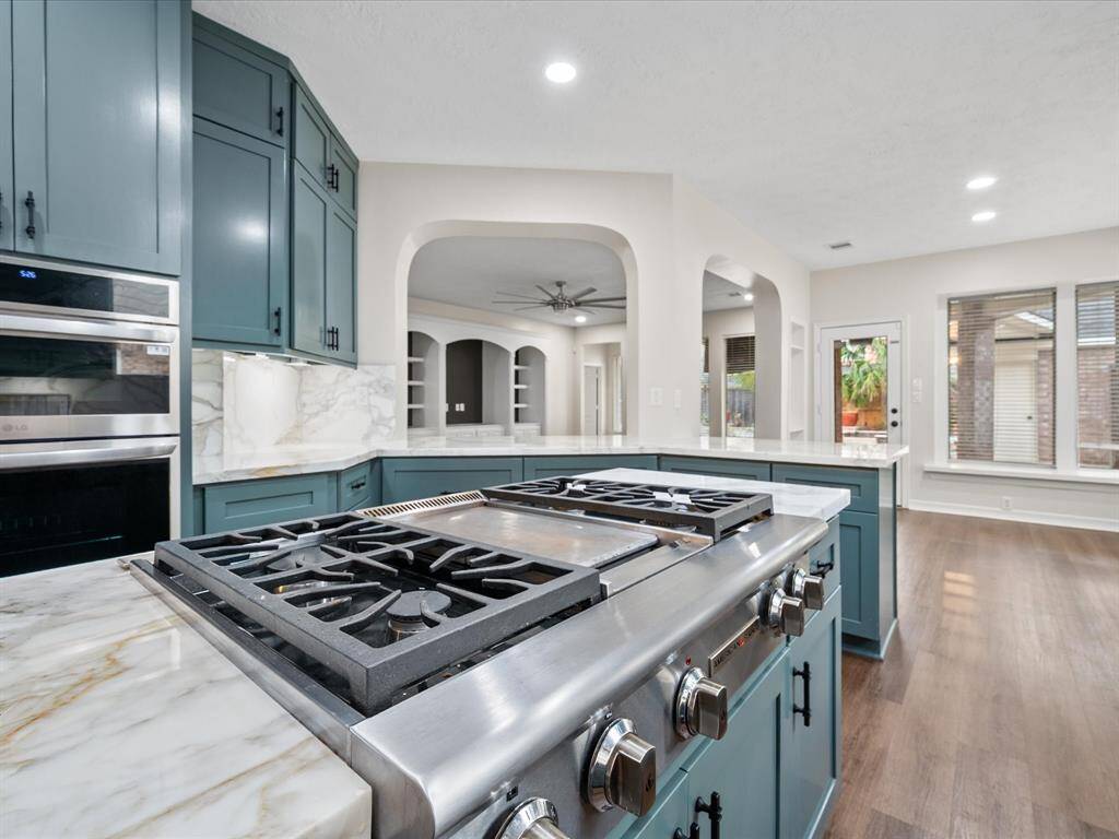 Double ovens! + This kitchen gets so much sunlight!