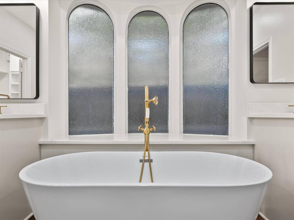 A beautiful clawfoot tub!