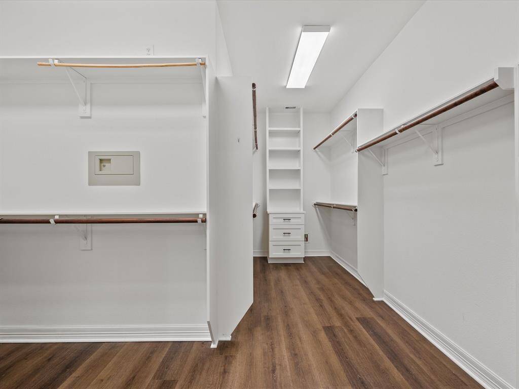 This PRIMARY WALK-IN offers so much space!