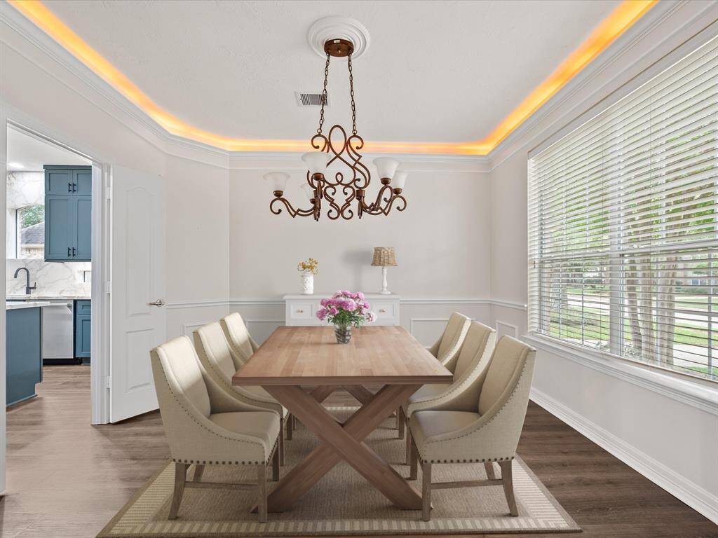Formal Dining with OPTIONAL ambiance lighting!