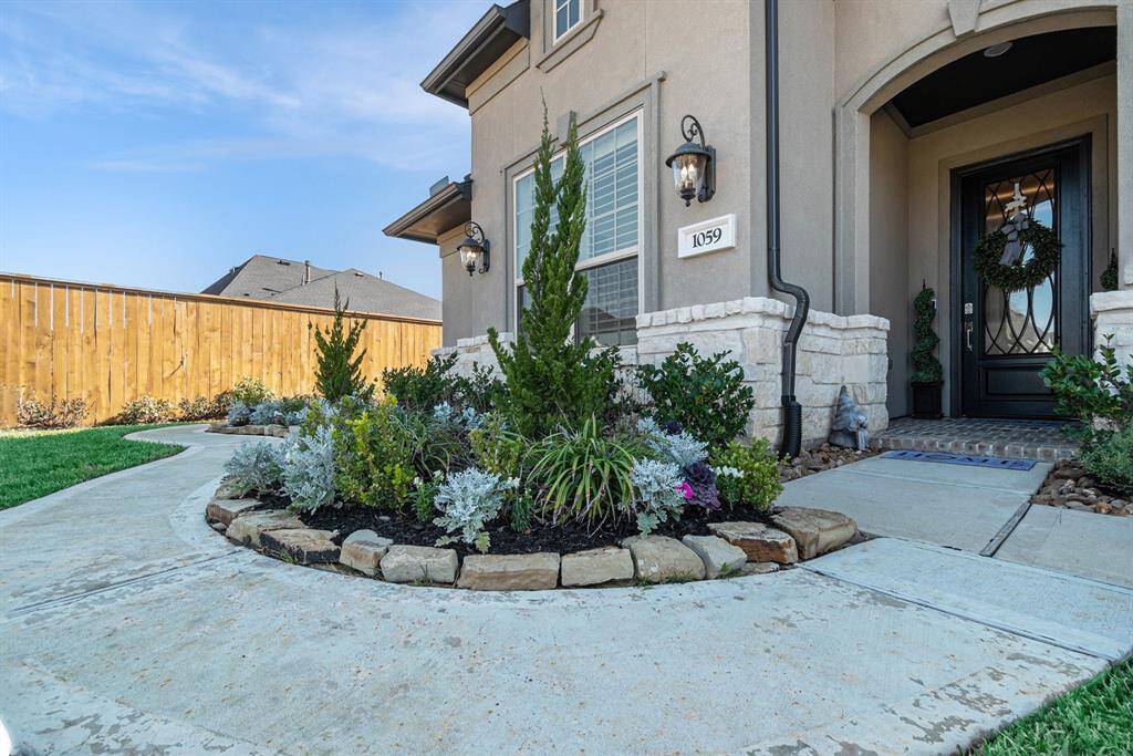 1059 Lakemont Bend Lane features a classic exterior with a well-maintained lawn and tasteful landscaping. It has a welcoming entrance, multiple gables, and a spacious two-car garage. Perfect for families seeking a charming and elegant residence.