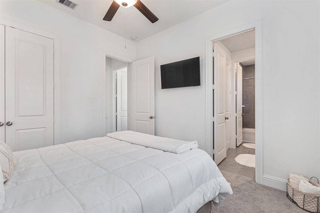 Downstairs guest bedroom with private en suite bath.
