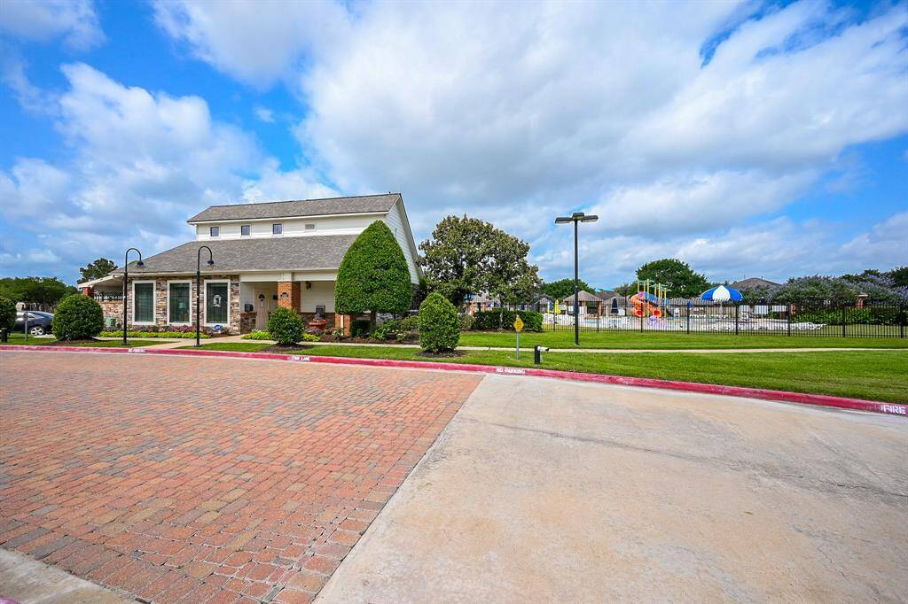 This great neighborhood offers a range of amenities designed for comfort and recreation. Residents can enjoy walking and biking trails, a community pool, parks, and tennis courts