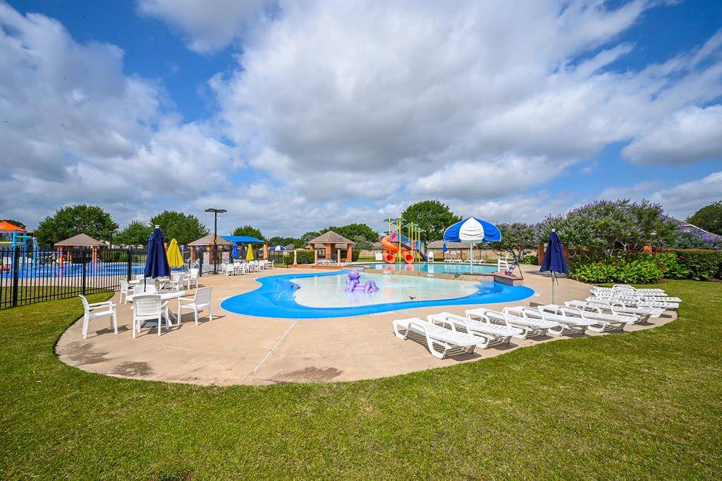 It's Summer in Houston; pools are a must! This is a 5-minute walk from your front door!