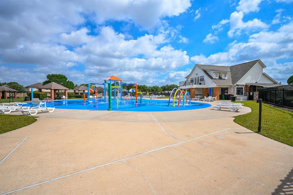 Fabulous kid pool, no need to leave the neighborhood in the summer! Enjoy the pools!