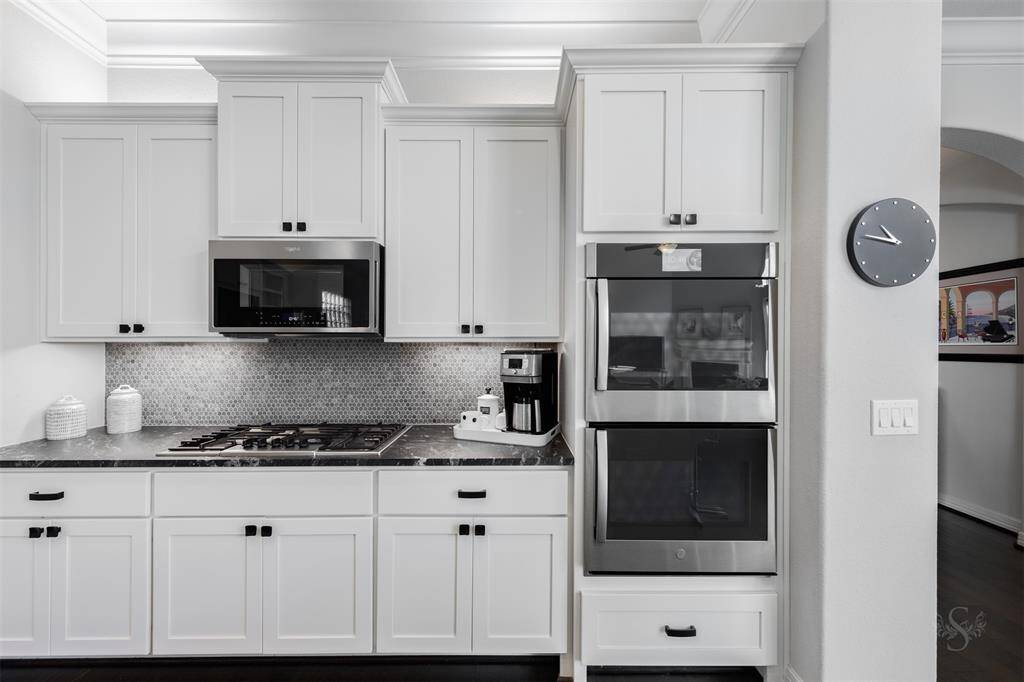 You'll love cooking in this incredible kitchen with all the bells and whistles - double ovens, gas cooktop, beautiful granite counters and enough room for several people to cook!