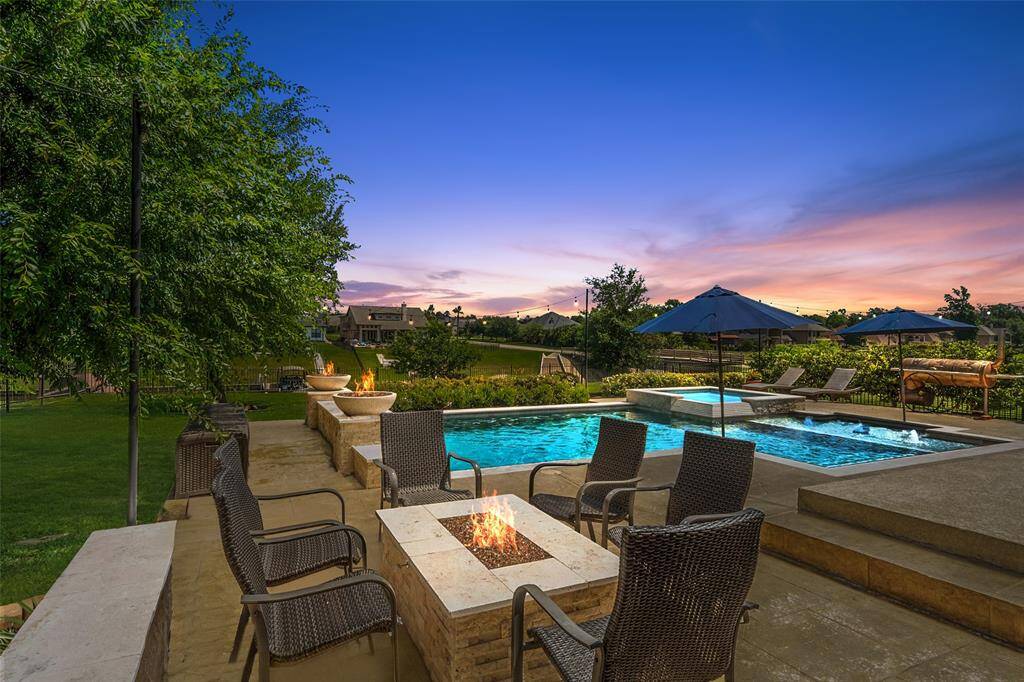 The fire pit is a great addition to the pool/spa,  warm up after a swim and enjoy the evening ambience.
