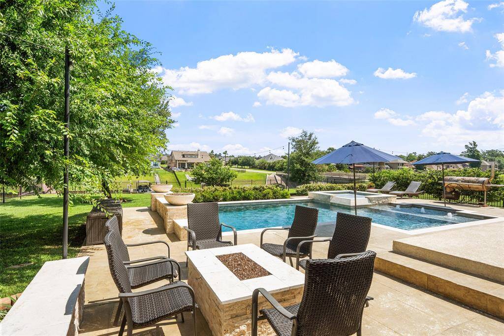 The fire pit is a great addition to the pool/spa,  warm up after a swim and enjoy the evening ambience.