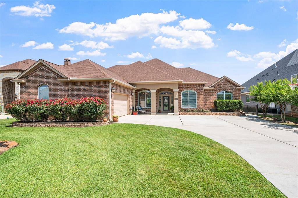 A closer look at the front of the home reveals ample parking space—ideal for hosting guests or accommodating visitors.