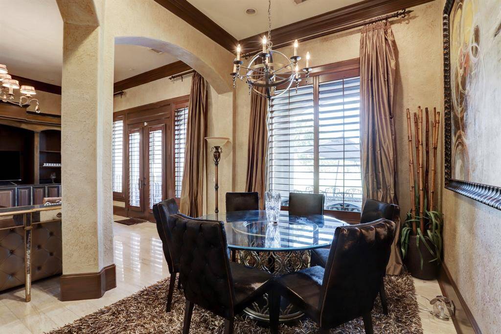 Another view of the breakfast room