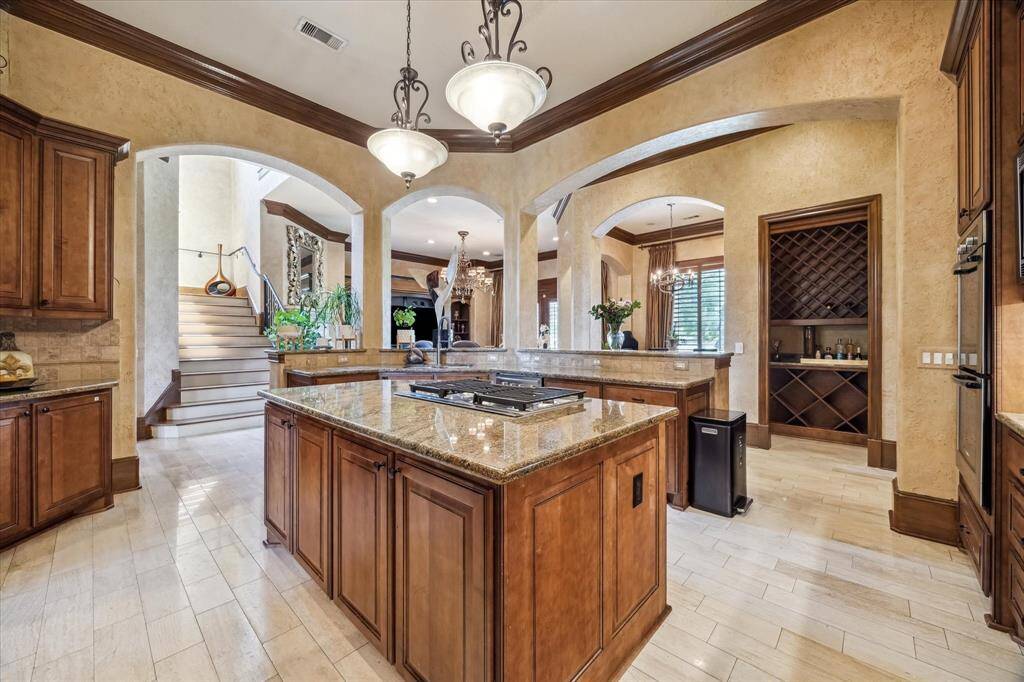 Open kitchen to family and breakfast rooms
