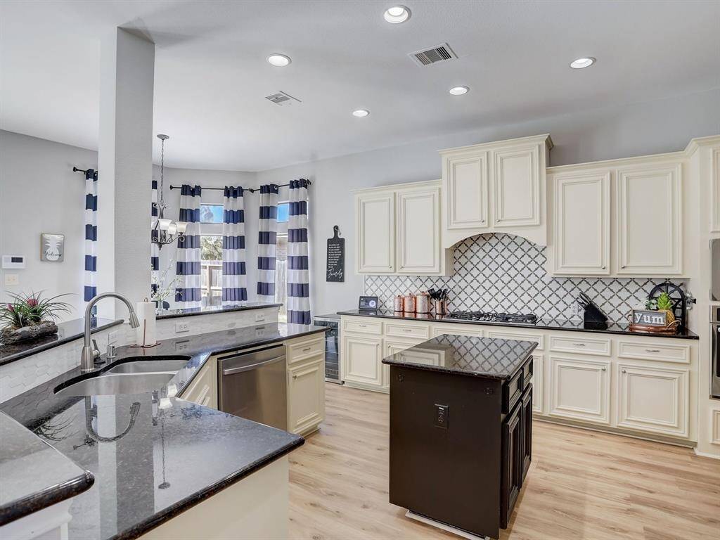 This Kitchen is sure to please the chef in the home! Look at the abundance of cabinetry and granite counter space! Also check out the backsplash, so pretty!