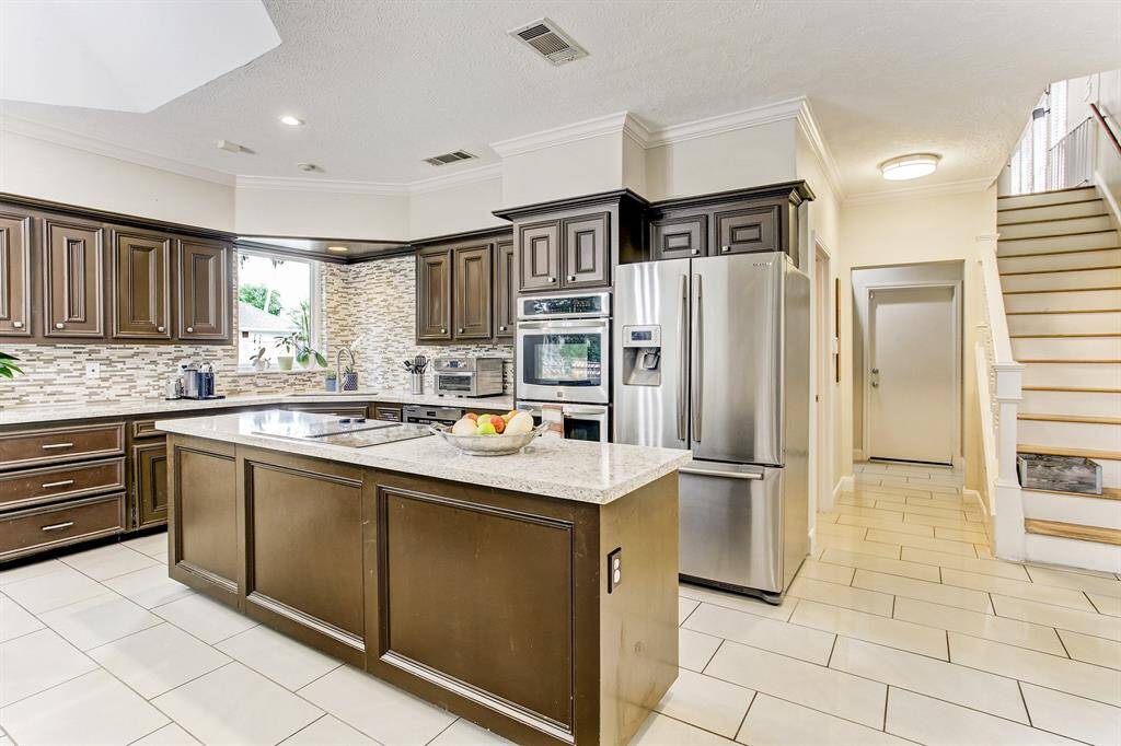 Great size kitchen with large island with granite countertops