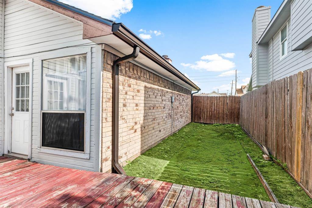 Side yard offers a private green space with potential for a small garden, play area for your kids/pets etc