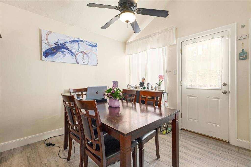 This space can function as either a dining or breakfast area, offering flexibility for everyday meals or hosting guests.