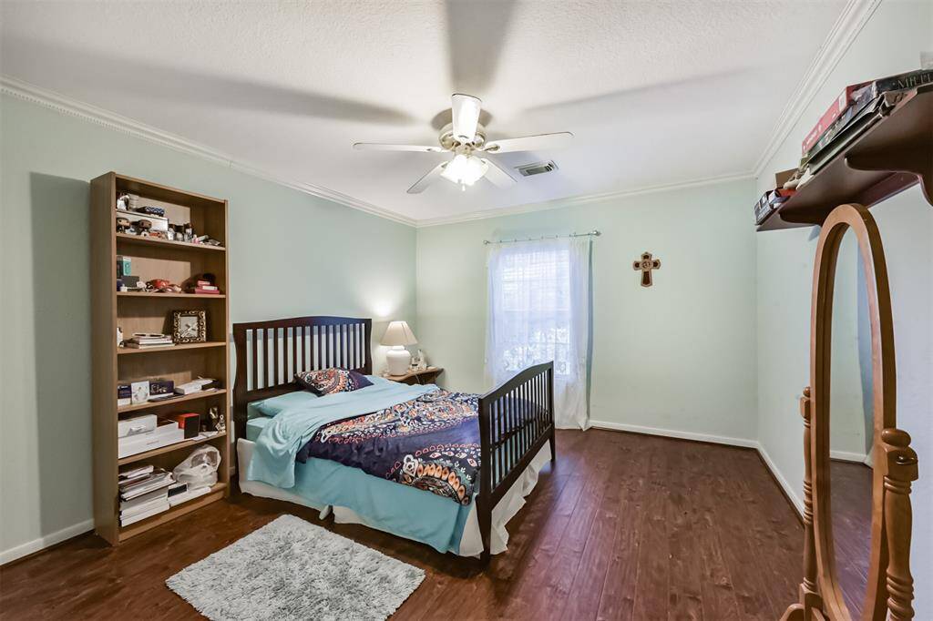 Large secondary bedroom