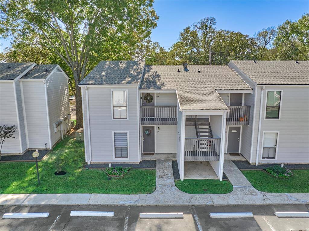 Welcome to your new townhouse in the highly sought after lake and golf community of Walden.