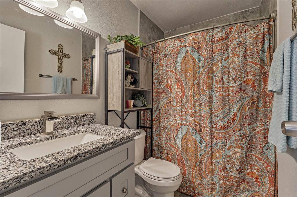 This is the private primary ensuite, crisp and clean!
