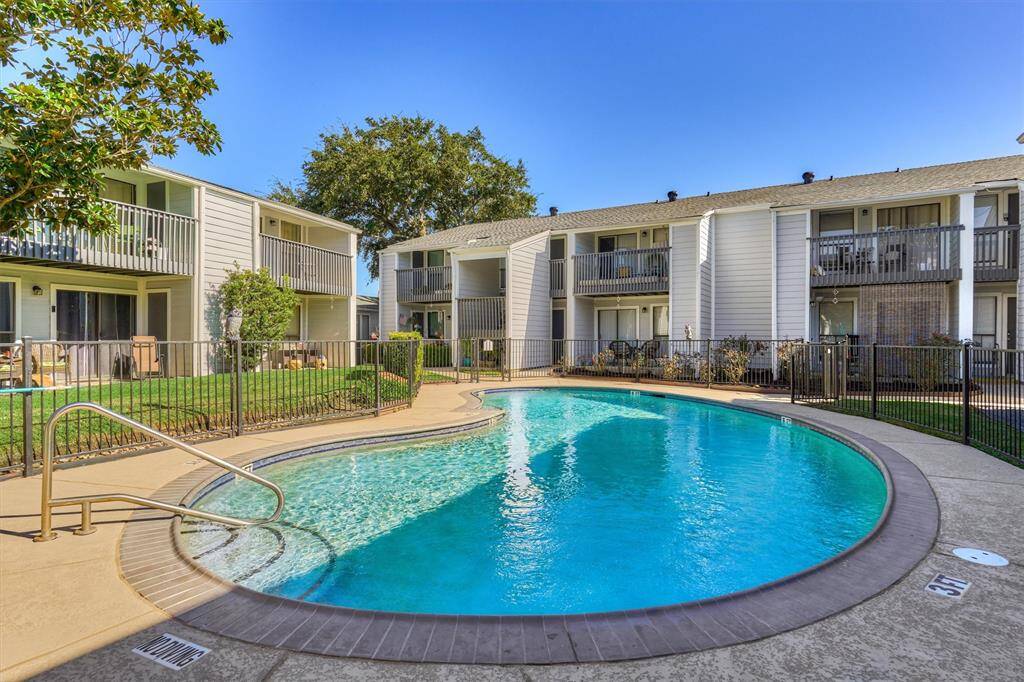 Enjoy the refreshing pool and live like you are on vacation!