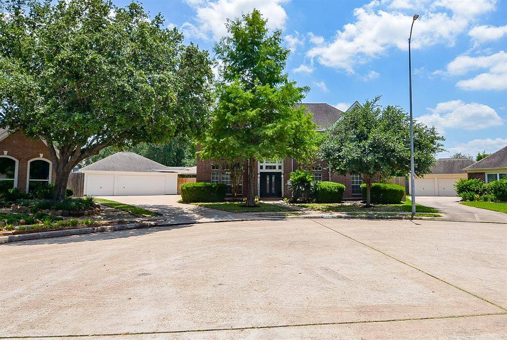 Cul-de-sac lot with well-kept yards next door